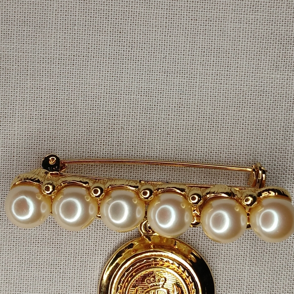 Vintage Liz Claiborne Pearl Bar Brooch Gold Medallion Crest Charm - Picture 8 of 9